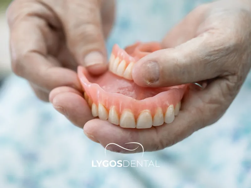 Come curare le protesi dentarie? | LYGOS DENTAL