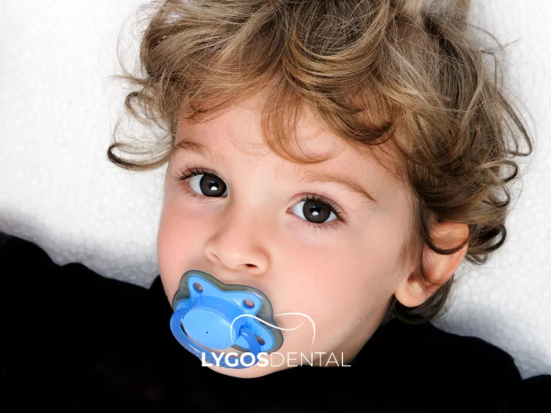 Comment l&rsquo;utilisation d&rsquo;une sucette affecte-t-elle le développement dentaire ? | LYGOS DENTAL